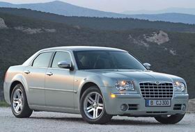 ˹300C 5.7L V8