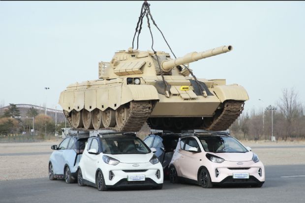 国内首次！奇瑞小蚂蚁“铝行舱”极限抗压挑战成功 打造全球精品纯电小车安全标杆