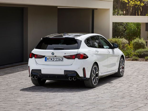 () 1ϵ() 2024 M135 xDrive