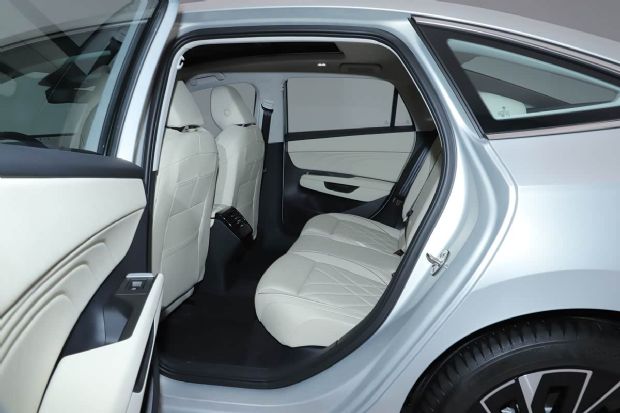 http://www2.autoimg.cn/chejiahaodfs/g27/M09/BD/74/620x0_1_autohomecar__CjIFVWhs4UKAMzlJAFId6cK6lIM559.jpg