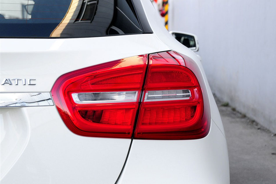 2015 GLA 260 4MATIC ϸ