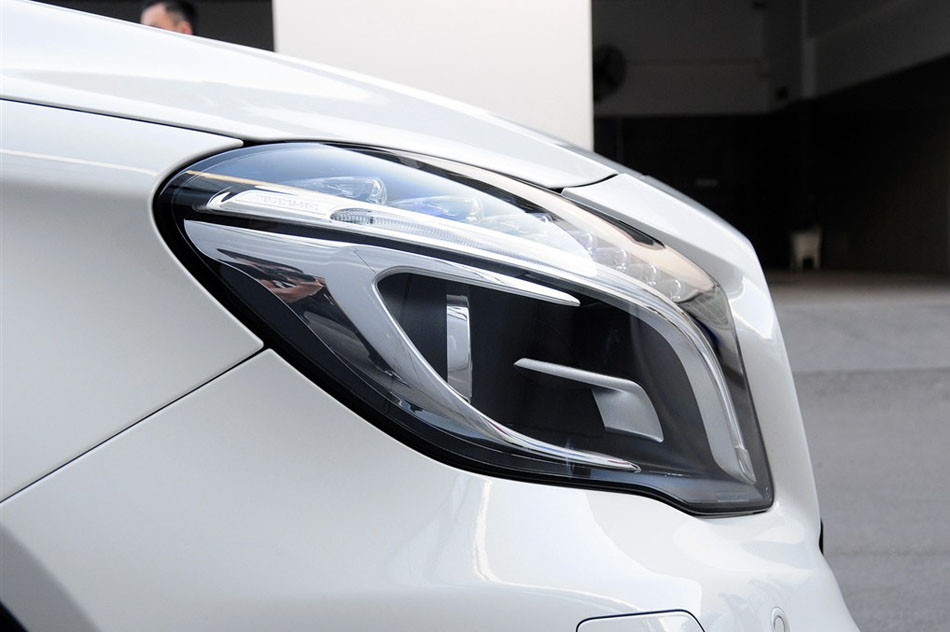 2015 GLA 260 4MATIC ϸ