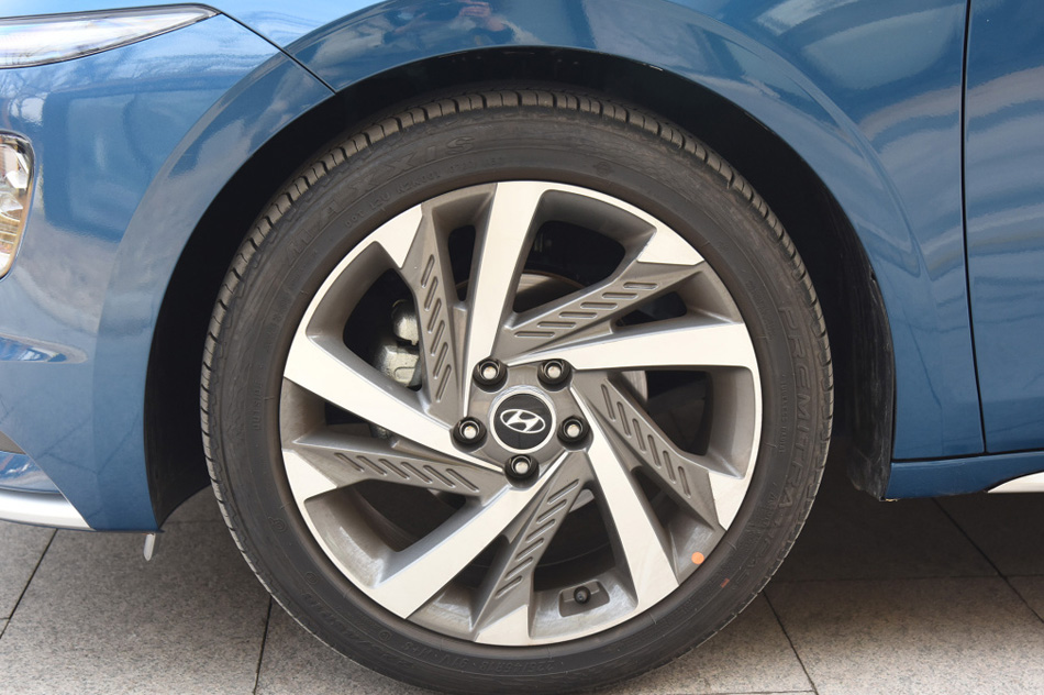 2021 1.8L CVTLUX ϸ