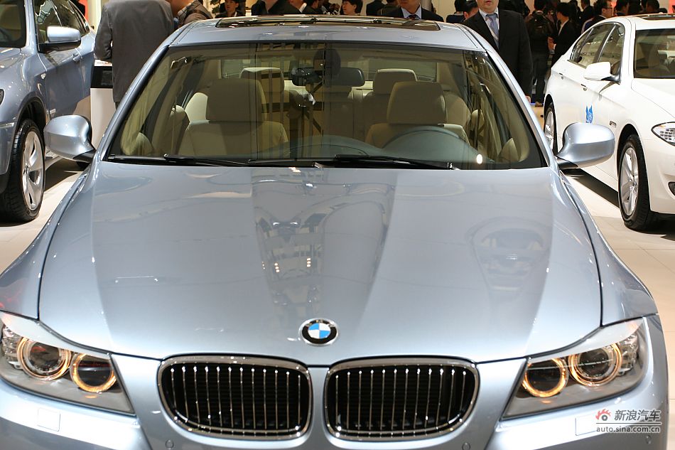 320i