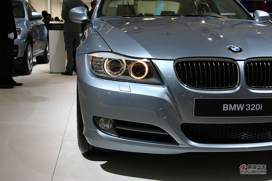 320i