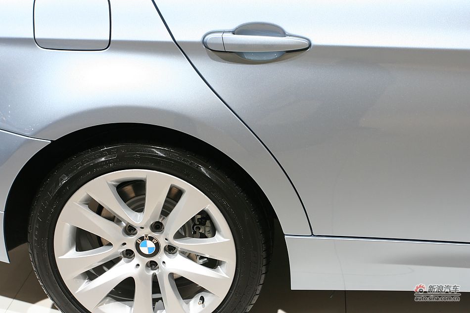 320i