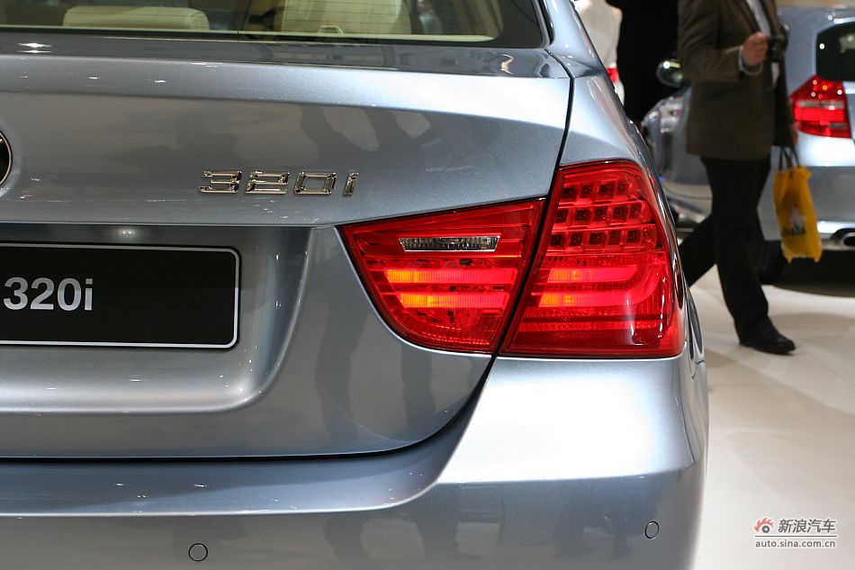 320i