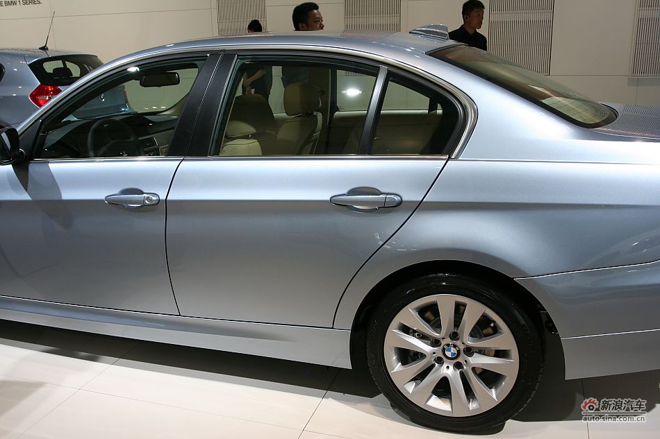 320i