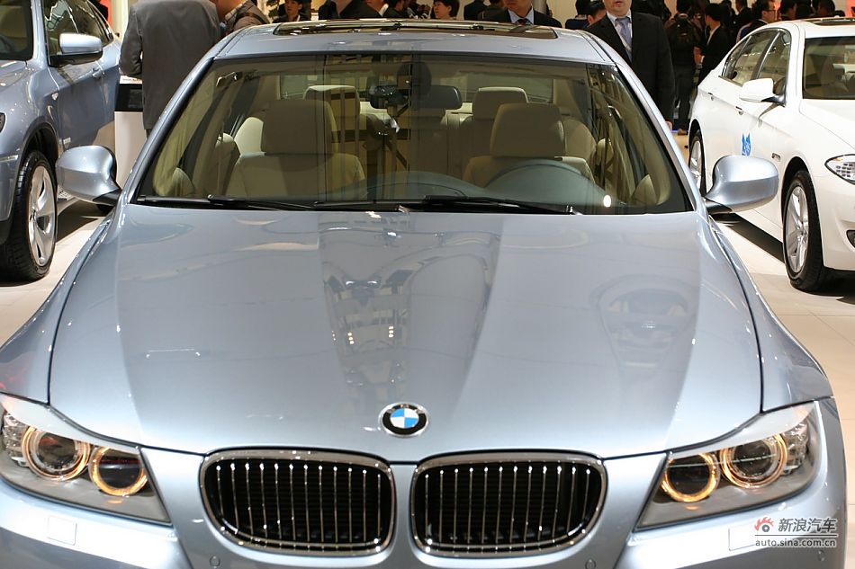 320i