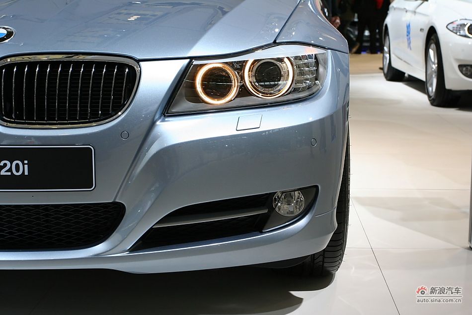 320i