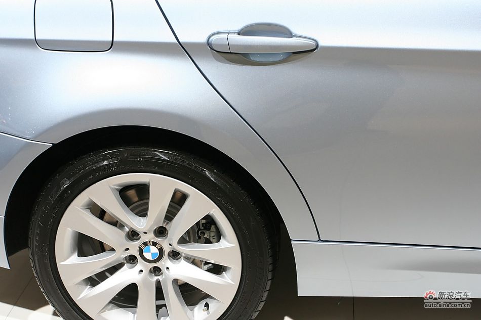 320i