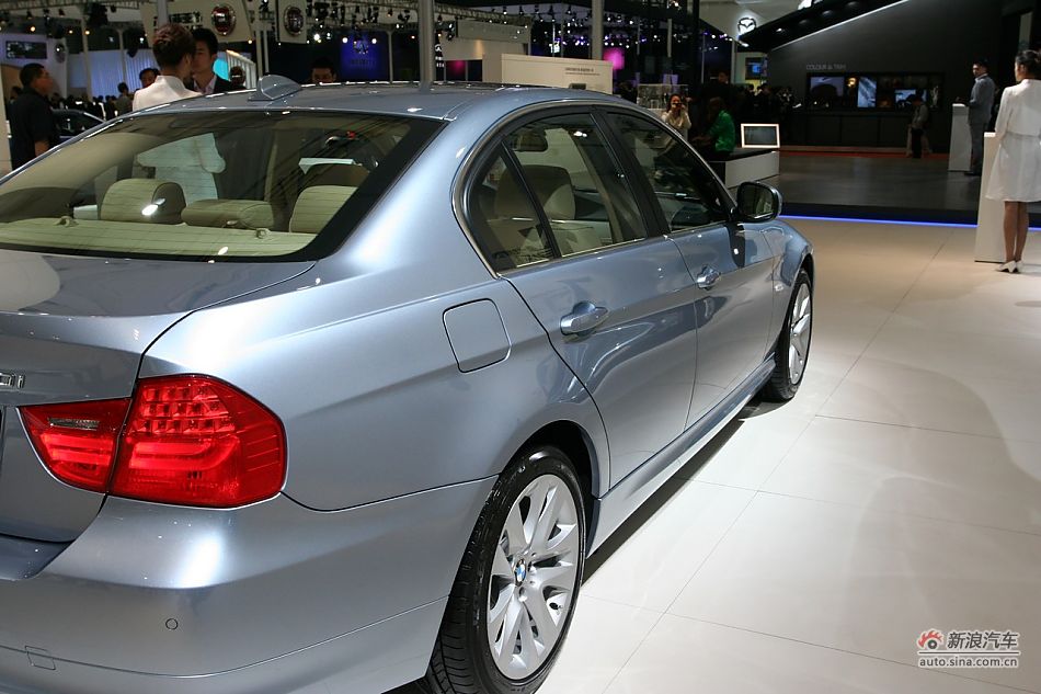 320i