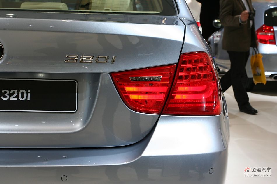 320i
