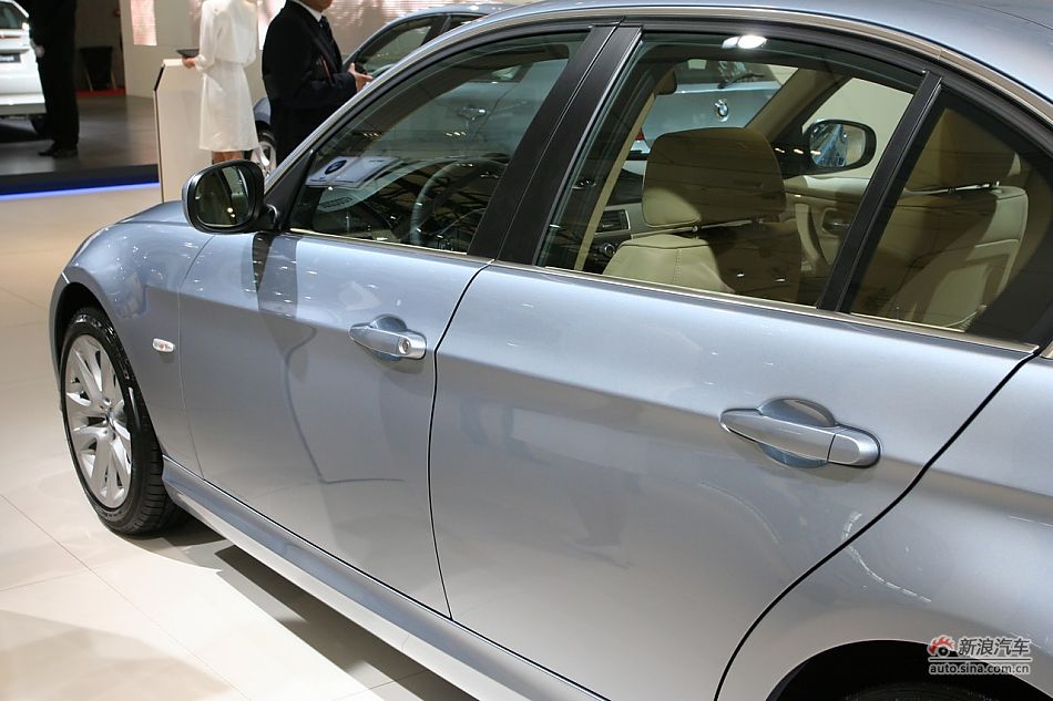 320i