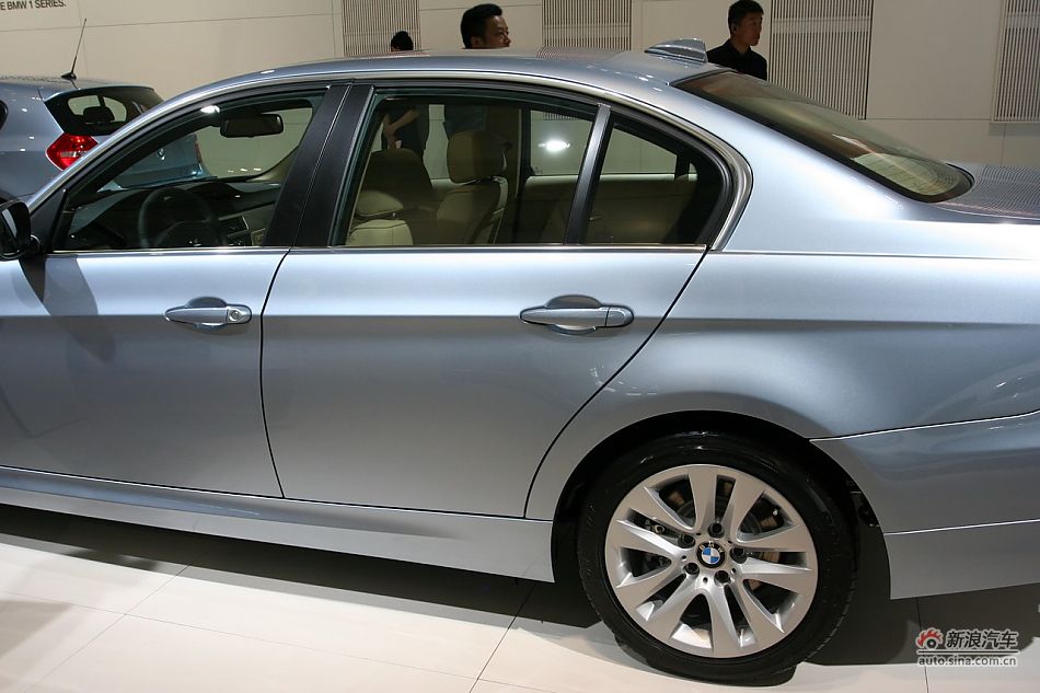 320i