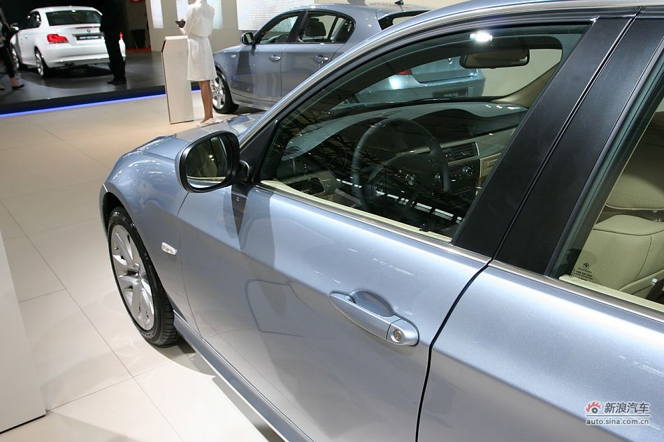 320i