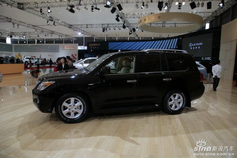 LX570