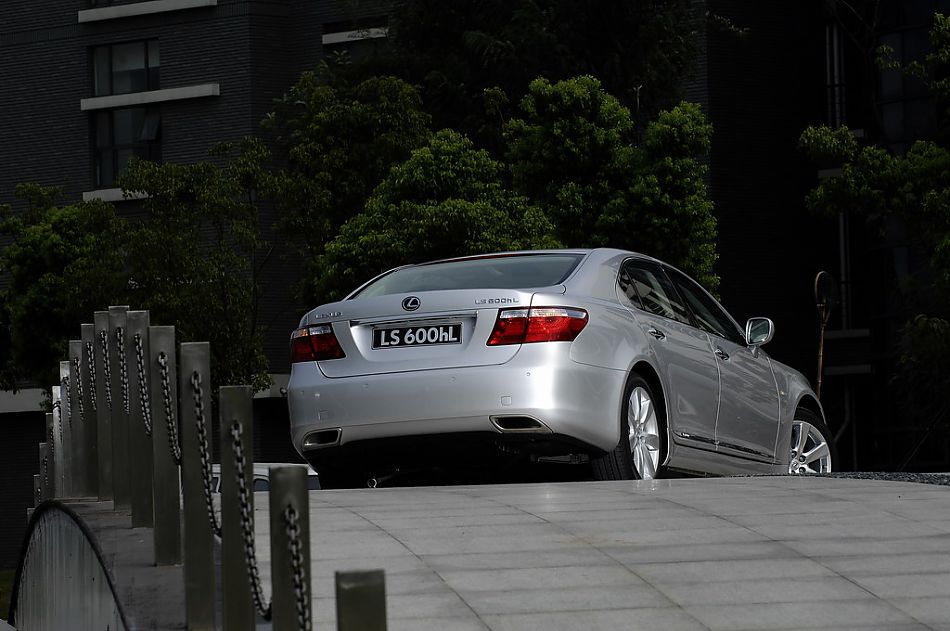LS600hL
