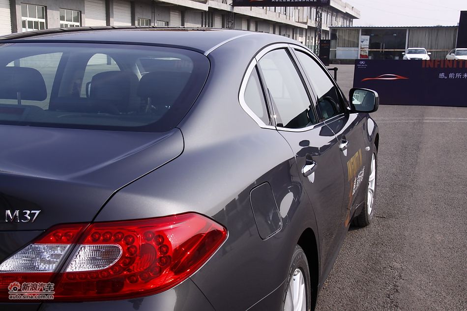 2011ӢM37