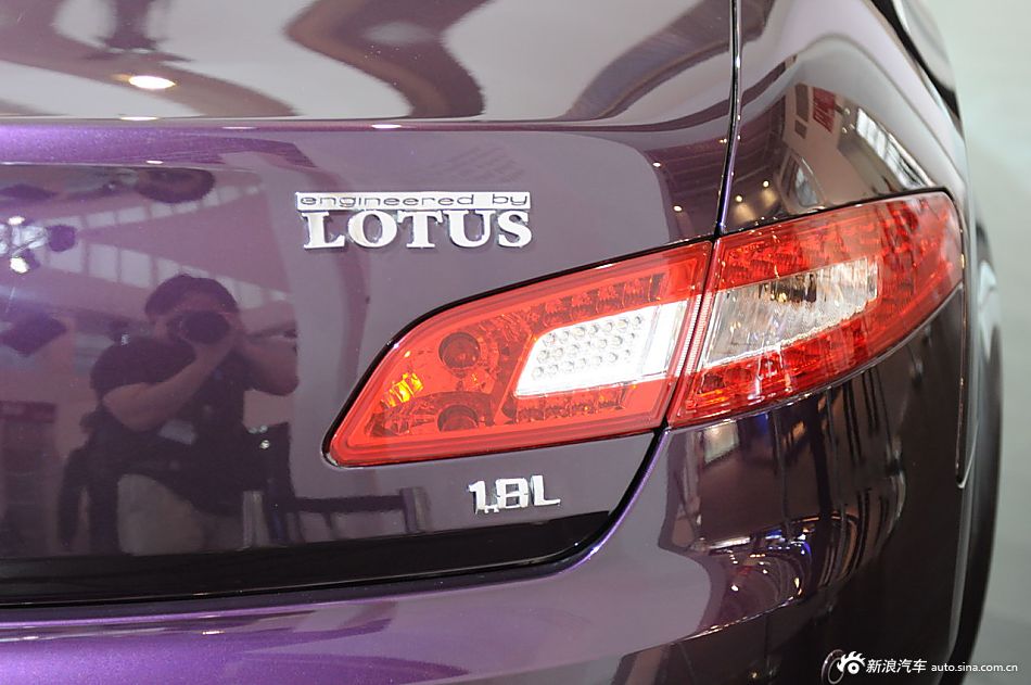 L51.8L