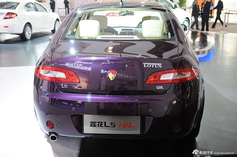 L51.8L