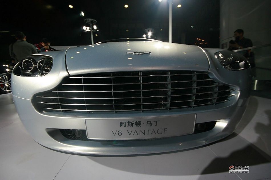 ˹-V8