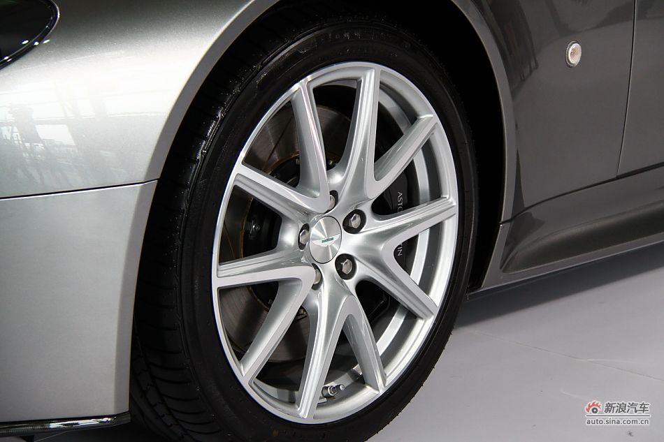 ˹V8 Vantage