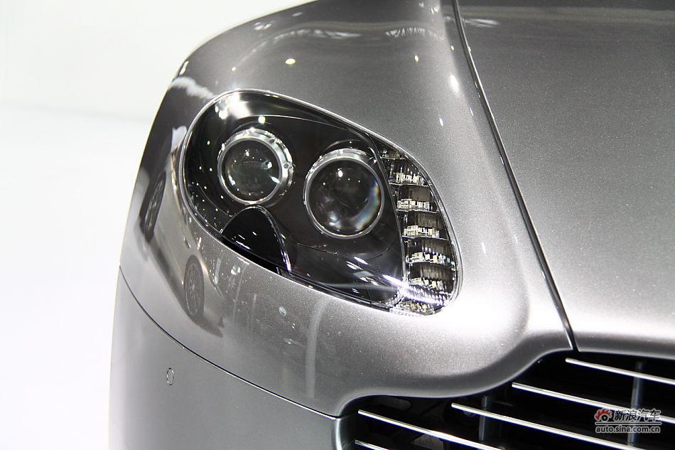 ˹V8 Vantage