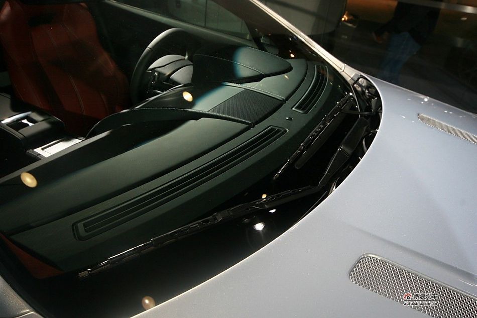 ˹-V8 Vantage