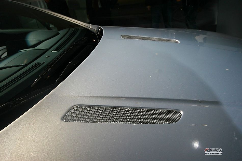 ˹-V8 Vantage