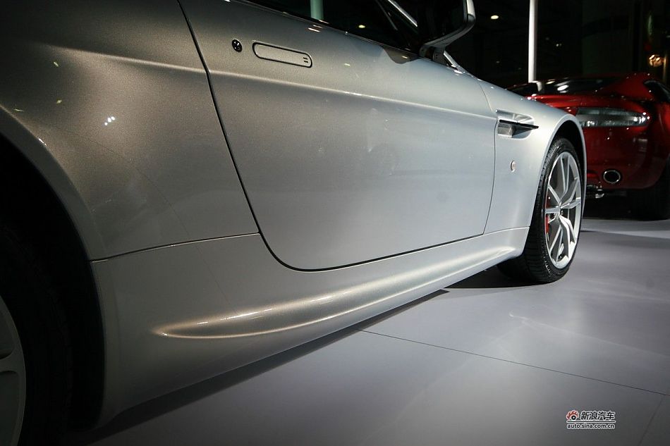 ˹-V8 Vantage