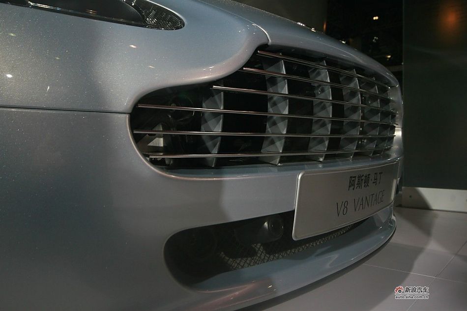 ˹-V8 Vantage