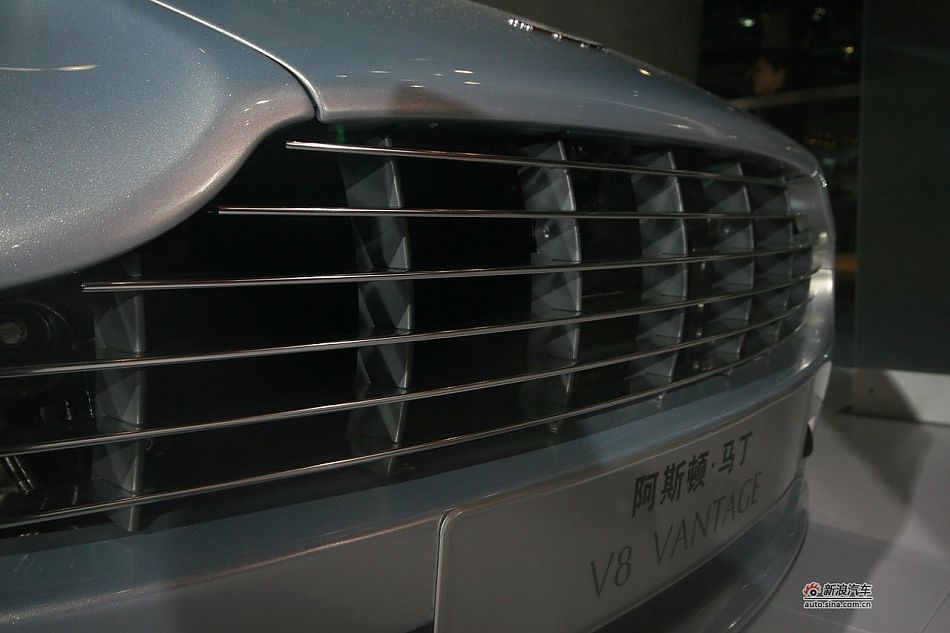 ˹-V8 Vantage