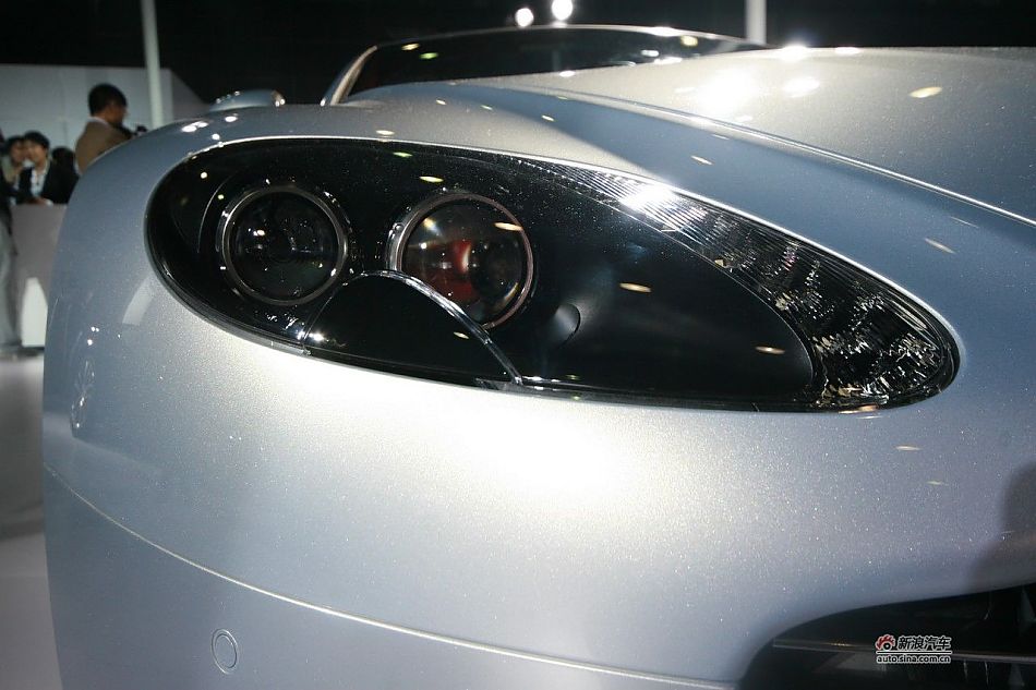 ˹-V8 Vantage
