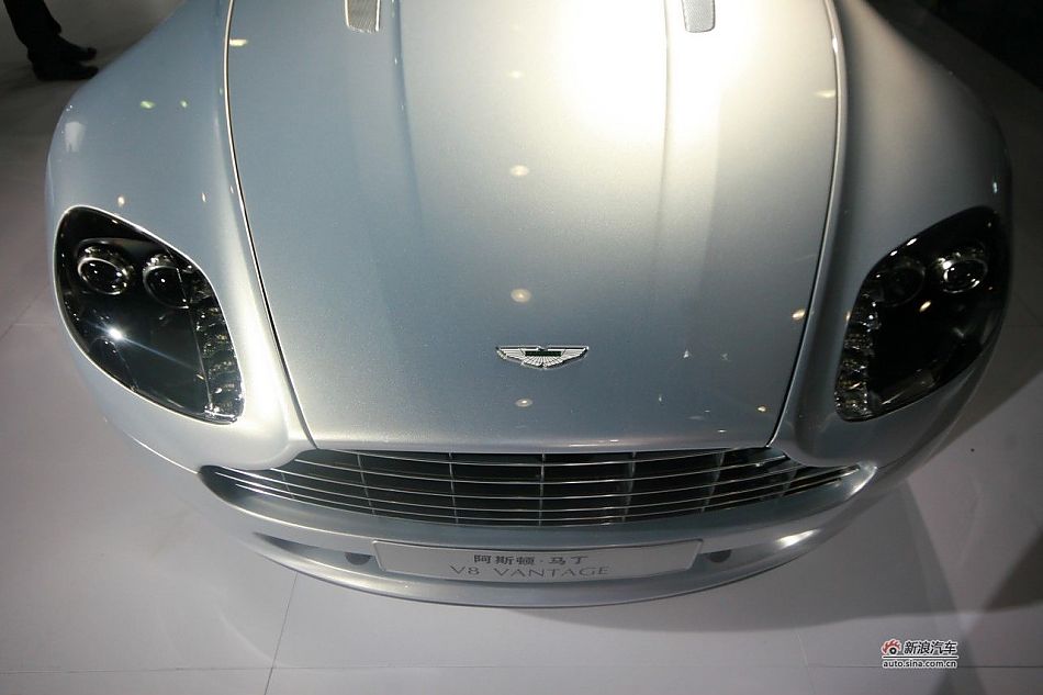 ˹-V8 Vantage