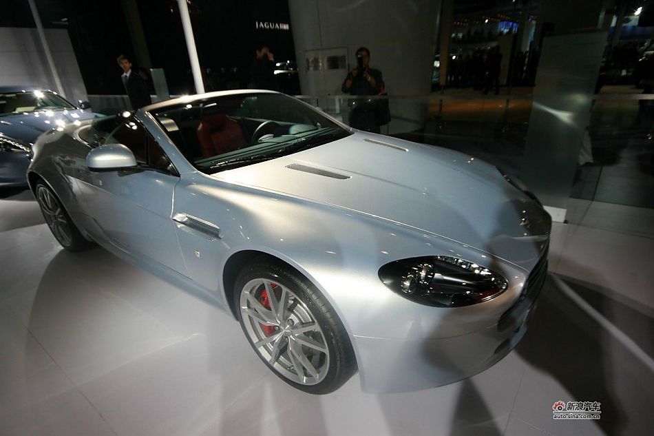 ˹-V8 Vantage