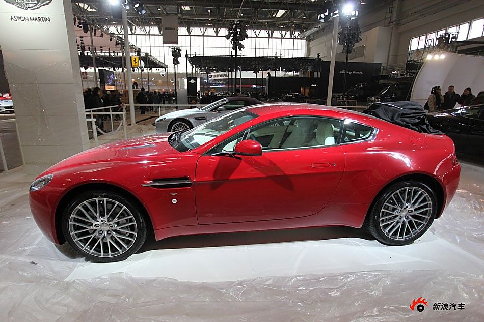˹V8 Vantage