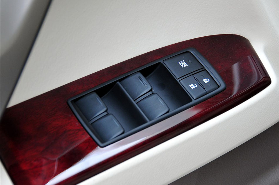 ׿˹GX400 2012 ռ